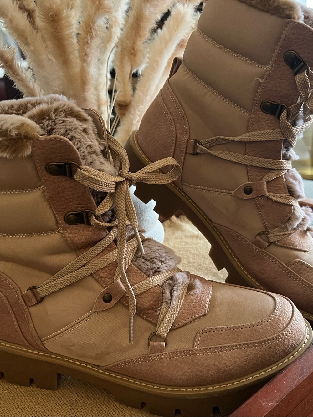 Women’s Taupe Faux-Fur Lined Winter Lace-Up Boots size 10